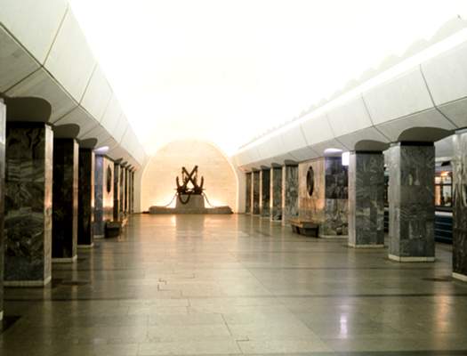 Станция метро «Приморская».